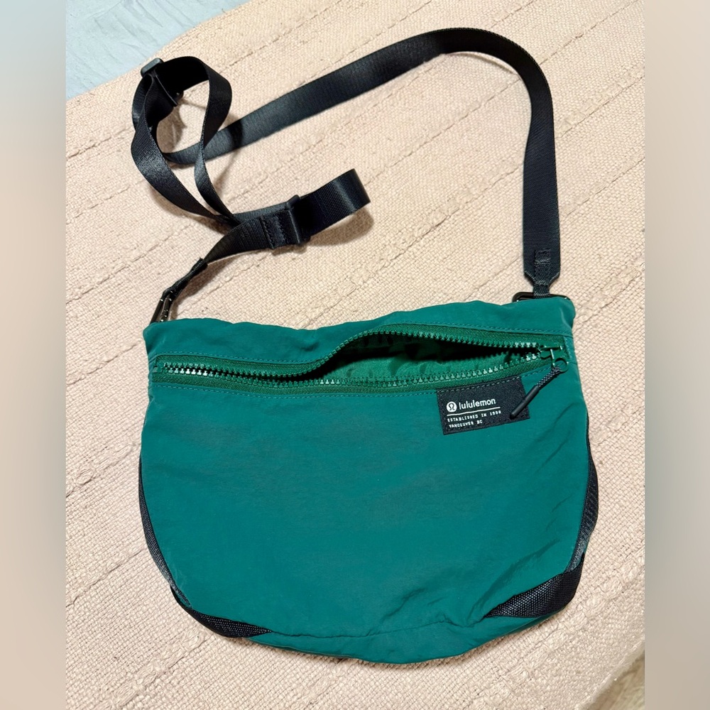 Lululemon Clean Lines Crossbody Bag
